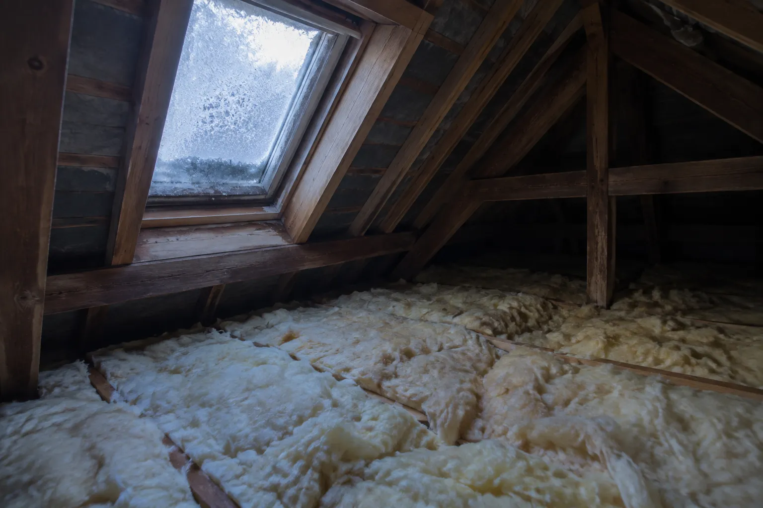 L'hiver n'empêche pas d'isoler des combles perdus. Il change la façon dont le chantier se prépare, et il révèle les défauts que l'été masque.